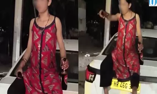 नशे में धुत महिला ने मचाया बवाल ड्राइवर पर फेंकी शराब वीडियो वायरल
