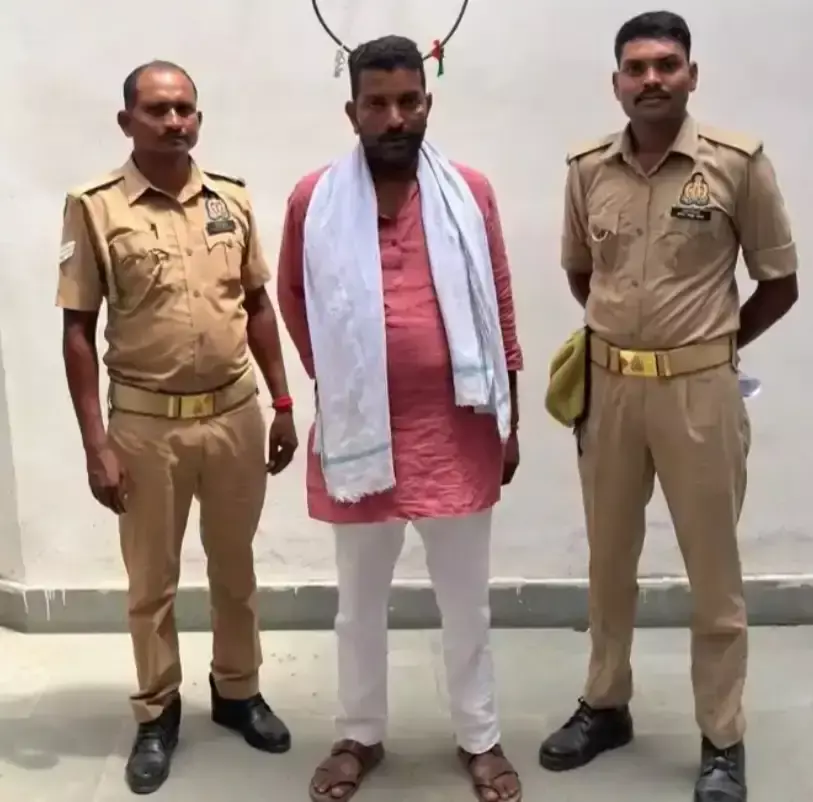 Mirzapur: हादसे के मामले में नामजद आरोपी गिरफ्तार, पुलिस की कार्रवाई Mirzapur: हादसे के मामले में नामजद आरोपी गिरफ्तार, पुलिस की कार्रवाई