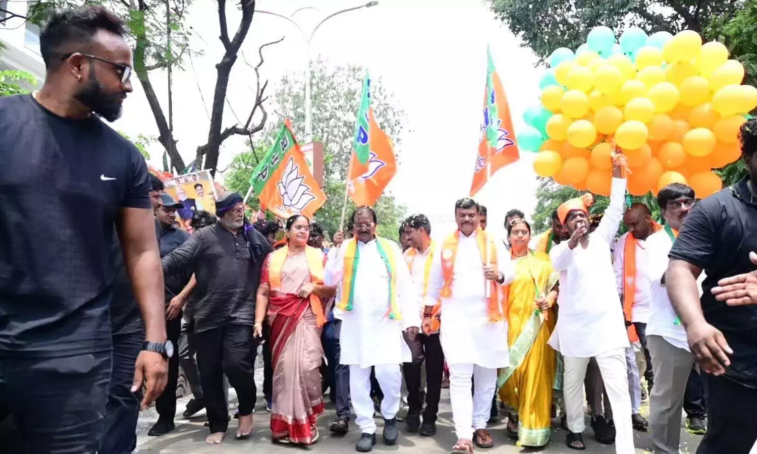Andhra: बीजेपी ने 100 झंडे के खंभे लगाए