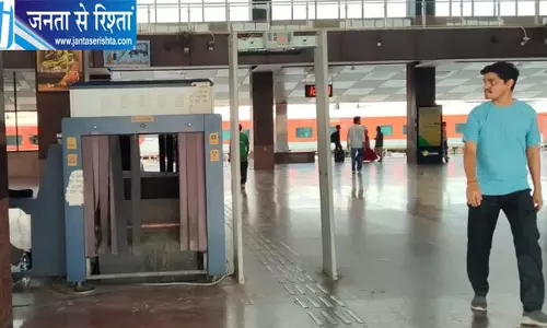 बनारस स्टेशन पर महीनों से लगेज स्कैनर खराब