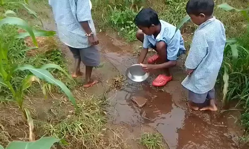 मासूमों की सेहत से खिलवाड़, स्कूल का हैंडपंप खराब बच्चे पी रहे गंदा पानी