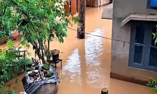 अचानक आई बाढ़ से हाहाकार: शहर के कई निचले इलाके जलमग्न अचानक आई बाढ़ से हाहाकार: शहर के कई निचले इलाके जलमग्न