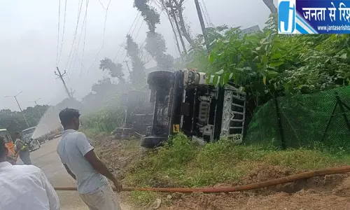 सीबीगंज के मथुरापुर में पेट्रोल से भरा टैंकर पलटा, इलाके में मचा हड़कंप