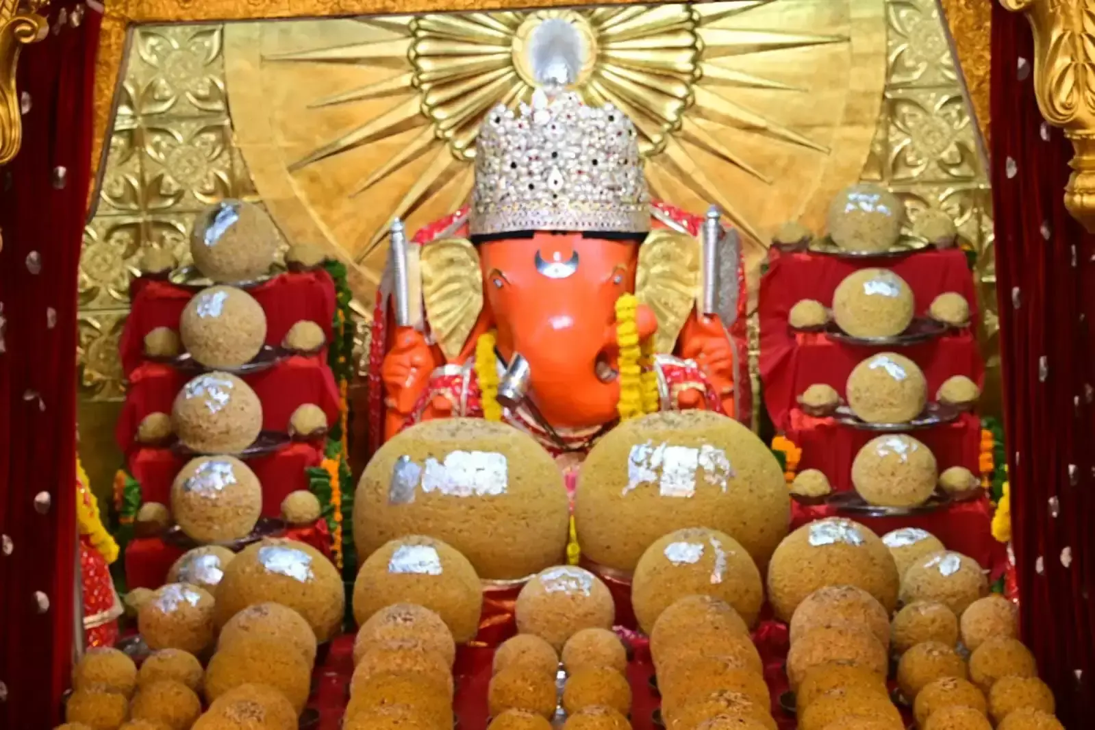 Jaipur: मोती डूंगरी गणेश मंदिर में मोदकों का भव्य दरबार, विशाल मोदकों ने खींचा ध्यान Jaipur: मोती डूंगरी गणेश मंदिर में मोदकों का भव्य दरबार, विशाल मोदकों ने खींचा ध्यान