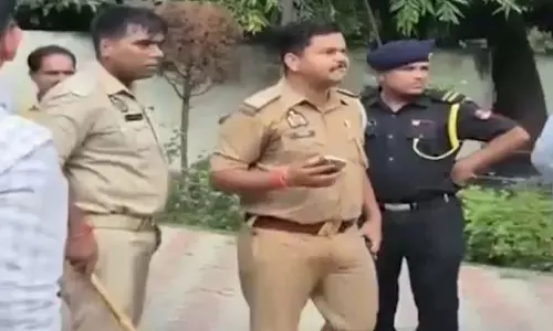 भूख हड़ताल पर बैठे छात्रों को दारोगा ने हड़काया, जानें क्या कहा?