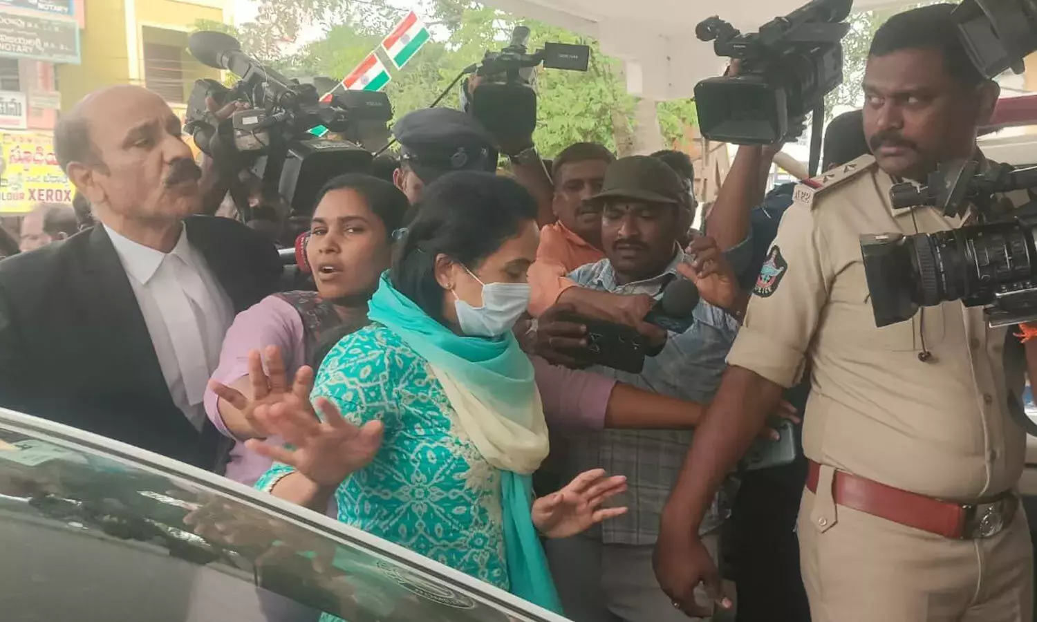 Andhra: धोखाधड़ी के मामले में यूट्यूबर नंदना पुलिस के सामने पेश हुईं Andhra: धोखाधड़ी के मामले में यूट्यूबर नंदना पुलिस के सामने पेश हुईं