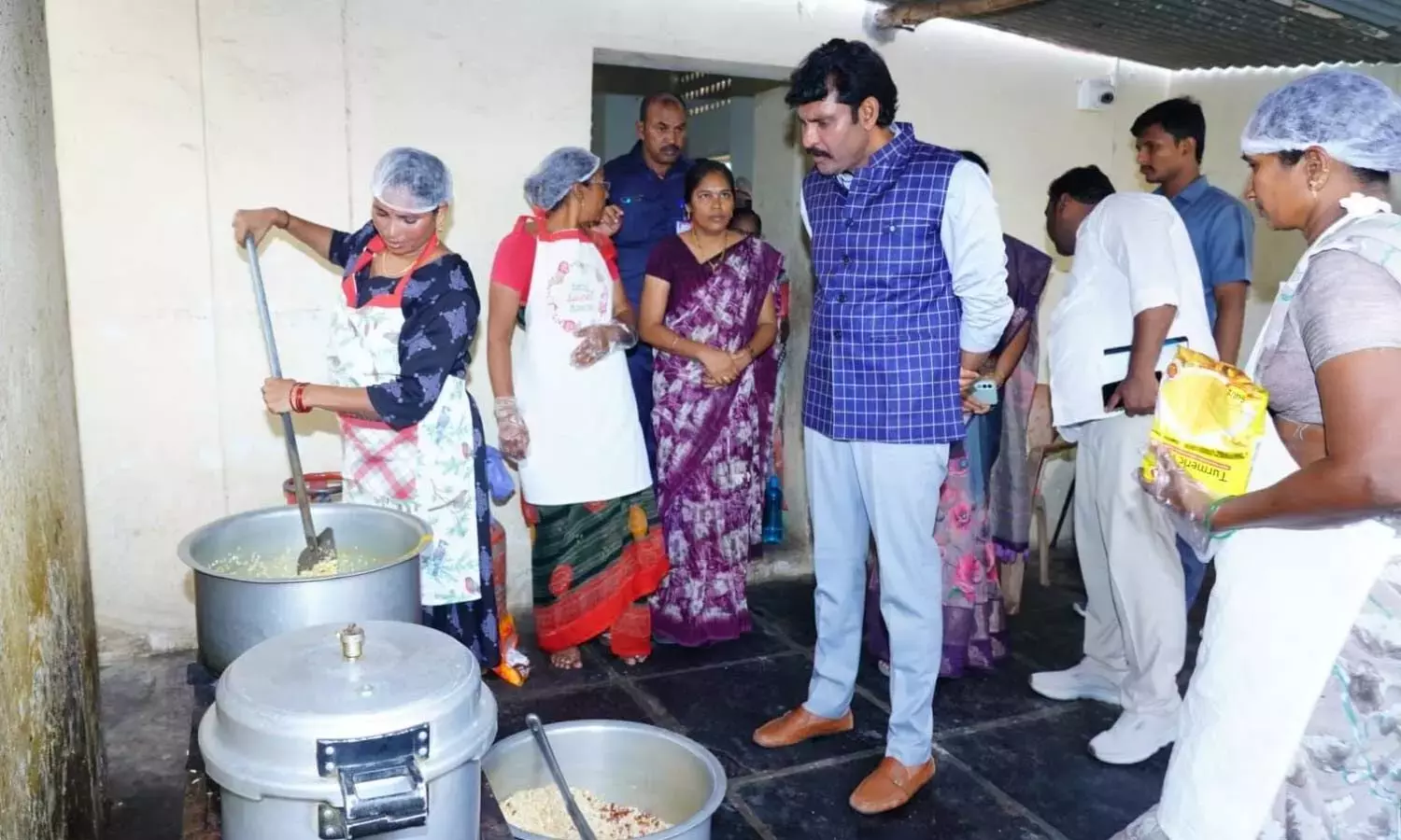 Andhra: मिड-डे मील की गुणवत्ता की जांच के आदेश दिए गए Andhra: मिड-डे मील की गुणवत्ता की जांच के आदेश दिए गए
