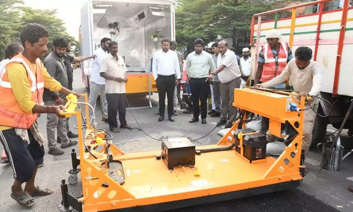 Andhra: गड्ढों को भरने के लिए BT डॉक्टर Andhra: गड्ढों को भरने के लिए BT डॉक्टर