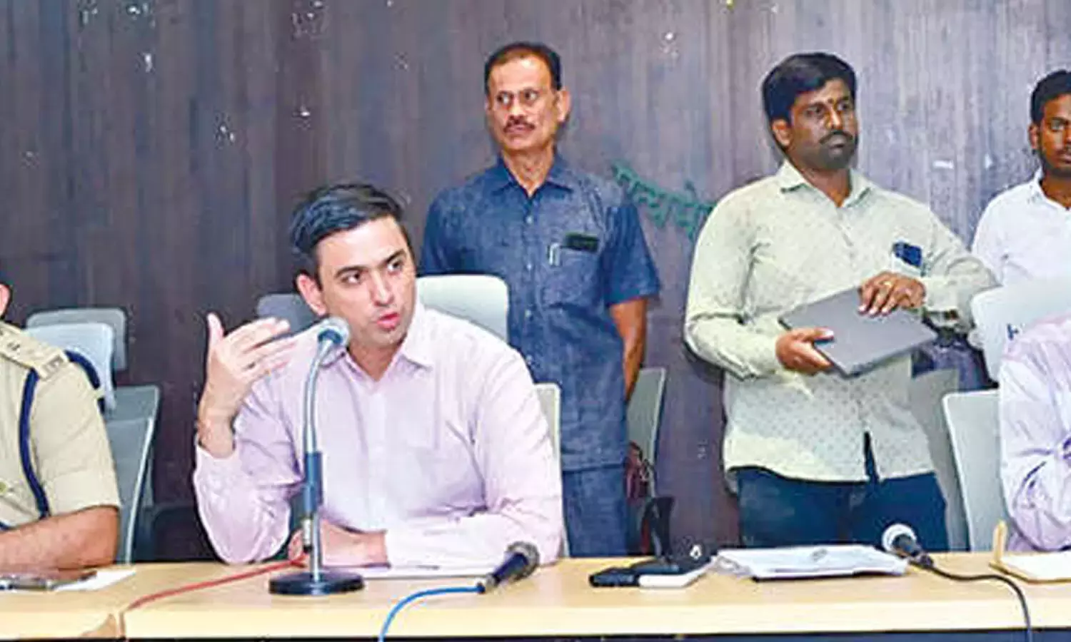 कलेक्टर ने अधिकारियों से कहा कि स्थानीय निकाय चुनाव शांतिपूर्ण और पारदर्शी तरीके से हों, यह सुनिश्चित करें