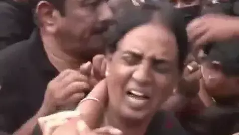मंत्री का दावा: BRS विधायकों ने महिला सहयोगियों के साथ की अभद्रता मंत्री का दावा: BRS विधायकों ने महिला सहयोगियों के साथ की अभद्रता