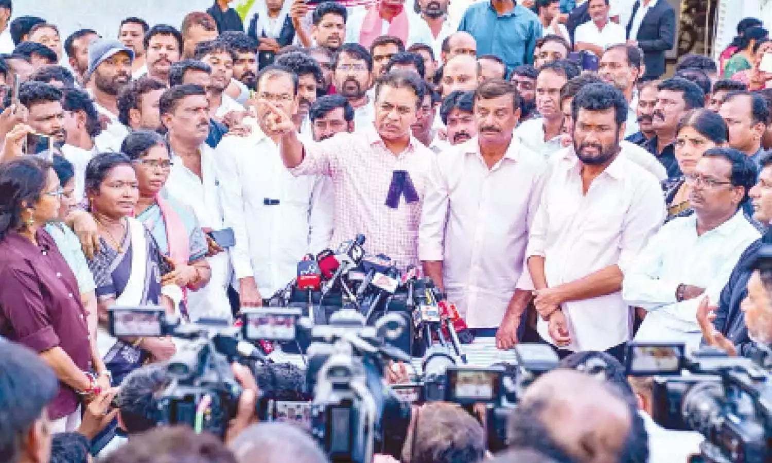 Telangana: KTR ने महिला नेताओं के साथ हुई बदसलूकी को दुशासन कांड बताया Telangana: KTR ने महिला नेताओं के साथ हुई बदसलूकी को दुशासन कांड बताया