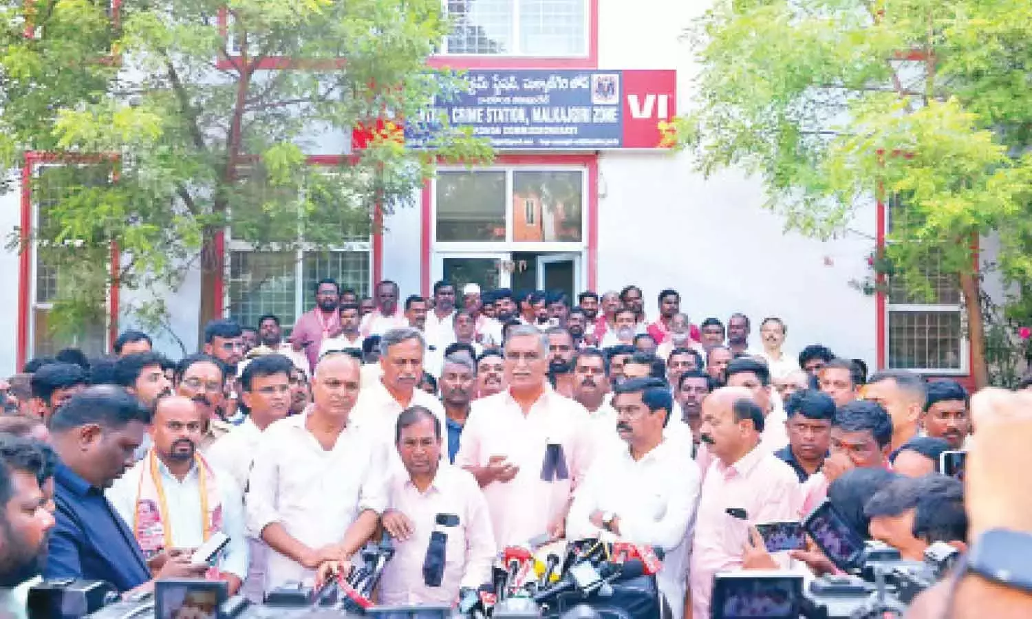 Telangana: हरीश राव ने ध्यान भटकाने वाली राजनीति को लेकर रेवंत की आलोचना की Telangana: हरीश राव ने ध्यान भटकाने वाली राजनीति को लेकर रेवंत की आलोचना की