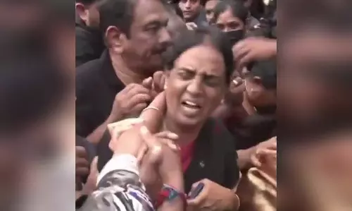 विधानसभा विवाद: विधायकों ने महिला साथियों से की बदसलूकी, मंत्री ने वीडियो जारी कर लगाया आरोप विधानसभा विवाद: विधायकों ने महिला साथियों से की बदसलूकी, मंत्री ने वीडियो जारी कर लगाया आरोप
