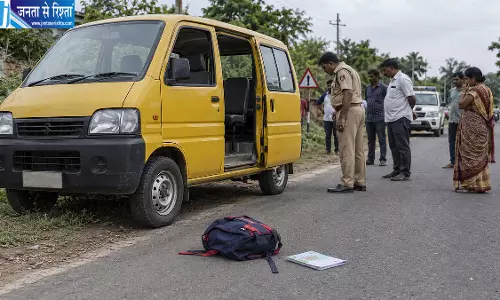 स्कूल वैन का दरवाजा खुलने से सड़क पर गिरा 10 साल का छात्र, इलाज के दौरान मौत