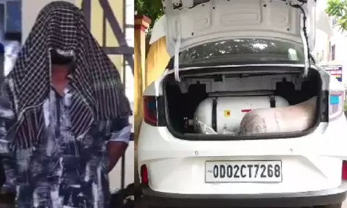 भुवनेश्वर में आबकारी अधिकारियों ने एक कार से 520 लीटर देसी शराब ज़ब्त की भुवनेश्वर में आबकारी अधिकारियों ने एक कार से 520 लीटर देसी शराब ज़ब्त की