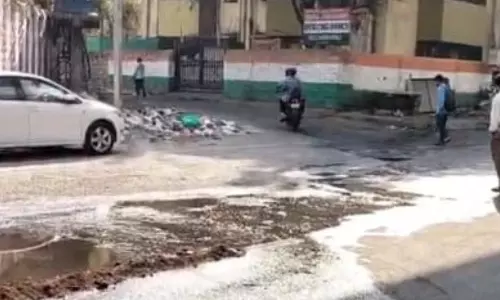 मोंडा मार्केट रोड की दुर्दशा: गड्ढों और सीवेज के पानी से आवाजाही ठप मोंडा मार्केट रोड की दुर्दशा: गड्ढों और सीवेज के पानी से आवाजाही ठप