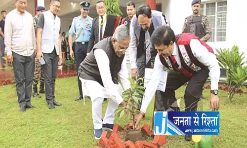 मोंडा मार्केट रोड की दुर्दशा: गड्ढों और सीवेज के पानी से आवाजाही ठप मोंडा मार्केट रोड की दुर्दशा: गड्ढों और सीवेज के पानी से आवाजाही ठप