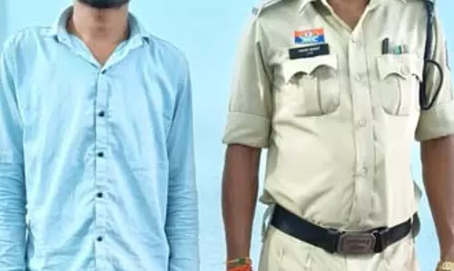 कमल विहार में चाकू लहराकर दहशत फैला रहा बदमाश गिरफ्तार कमल विहार में चाकू लहराकर दहशत फैला रहा बदमाश गिरफ्तार