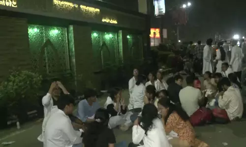 भोपाल में MBBS इंटर्न का प्रदर्शन जारी, स्टाइपेंड बढ़ाने की मांग पर अड़े छात्र