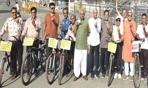 स्याही लगी उंगली, साइकिल पर सवार मतदाता, क्लब सदस्यों ने दिया दोहरा संदेश