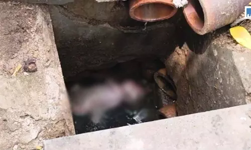 CG जाम गटर की सफाई कर रहे थे कर्मचारी अंदर नवजात देख उड़े होश CG जाम गटर की सफाई कर रहे थे कर्मचारी अंदर नवजात देख उड़े होश