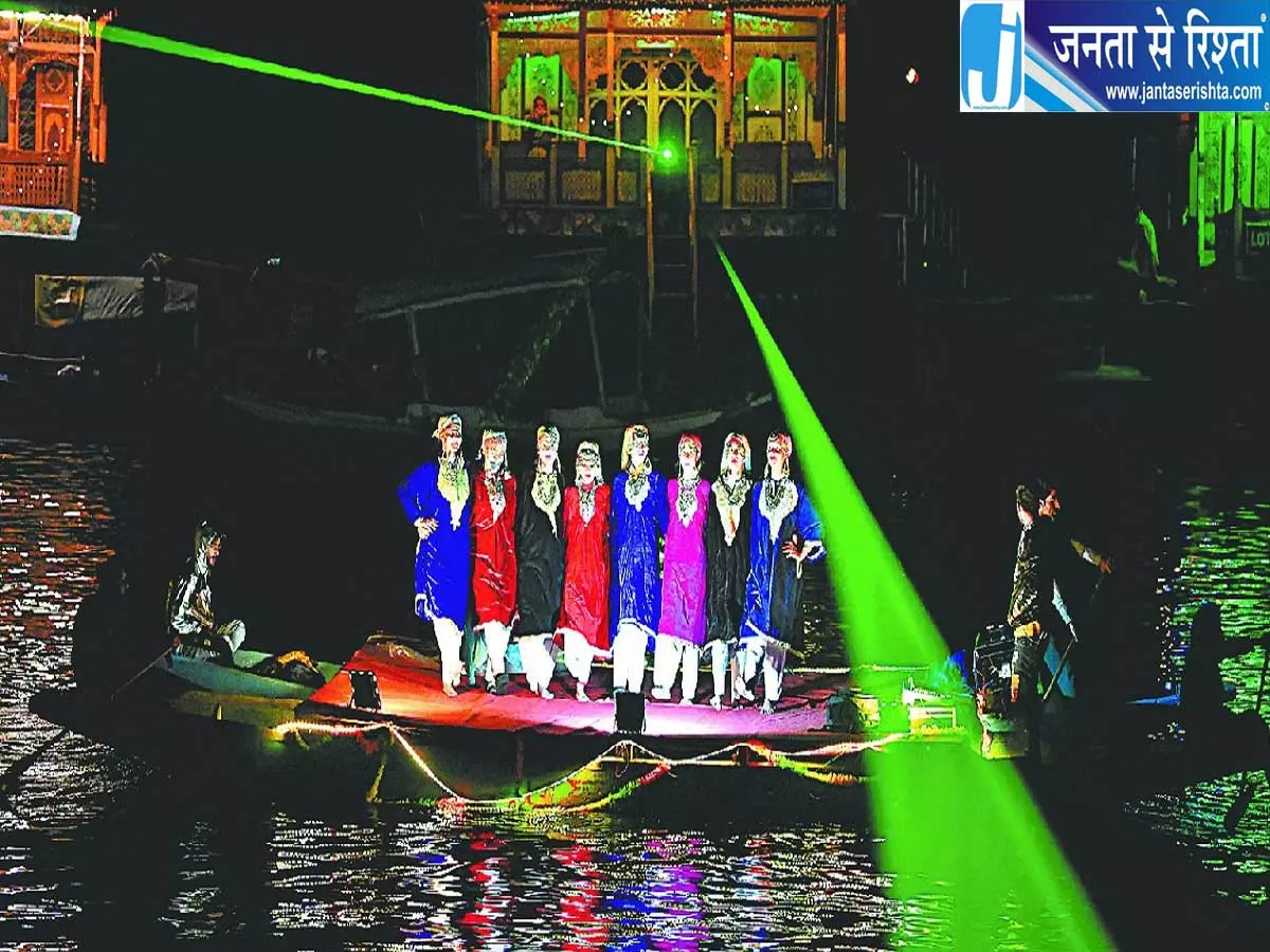 कश्मीर में सिनेमा की खूबसूरत वापसी पानी पर तैरते पर्दे पर दिखी फिल्में कश्मीर में सिनेमा की खूबसूरत वापसी पानी पर तैरते पर्दे पर दिखी फिल्में