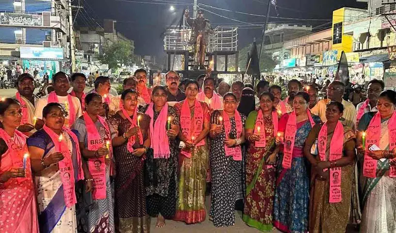 BRS कार्यकर्ताओं का कैंडल-लाइट प्रदर्शन BRS कार्यकर्ताओं का कैंडल-लाइट प्रदर्शन