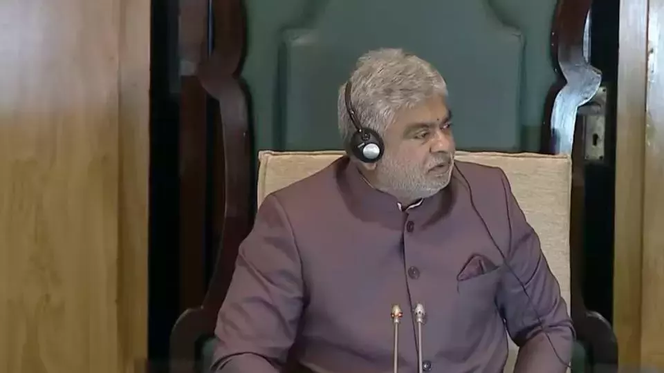 Telangana: नाराज़ स्पीकर ने दोहरी बात करने पर हरीश को फटकारा Telangana: नाराज़ स्पीकर ने दोहरी बात करने पर हरीश को फटकारा