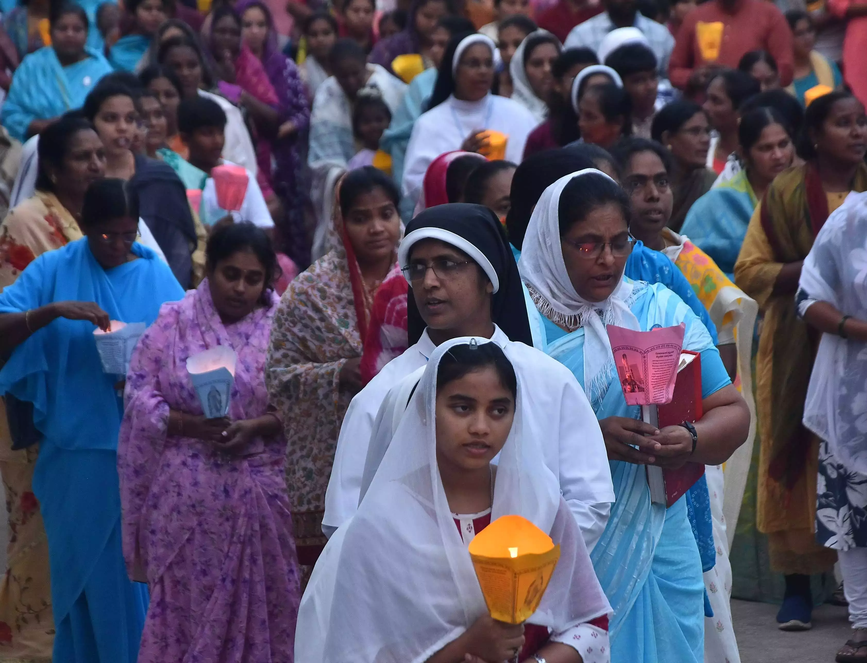 Telangana: वार्षिक मैरी पर्व में बड़ी भीड़ उमड़ती है Telangana: वार्षिक मैरी पर्व में बड़ी भीड़ उमड़ती है