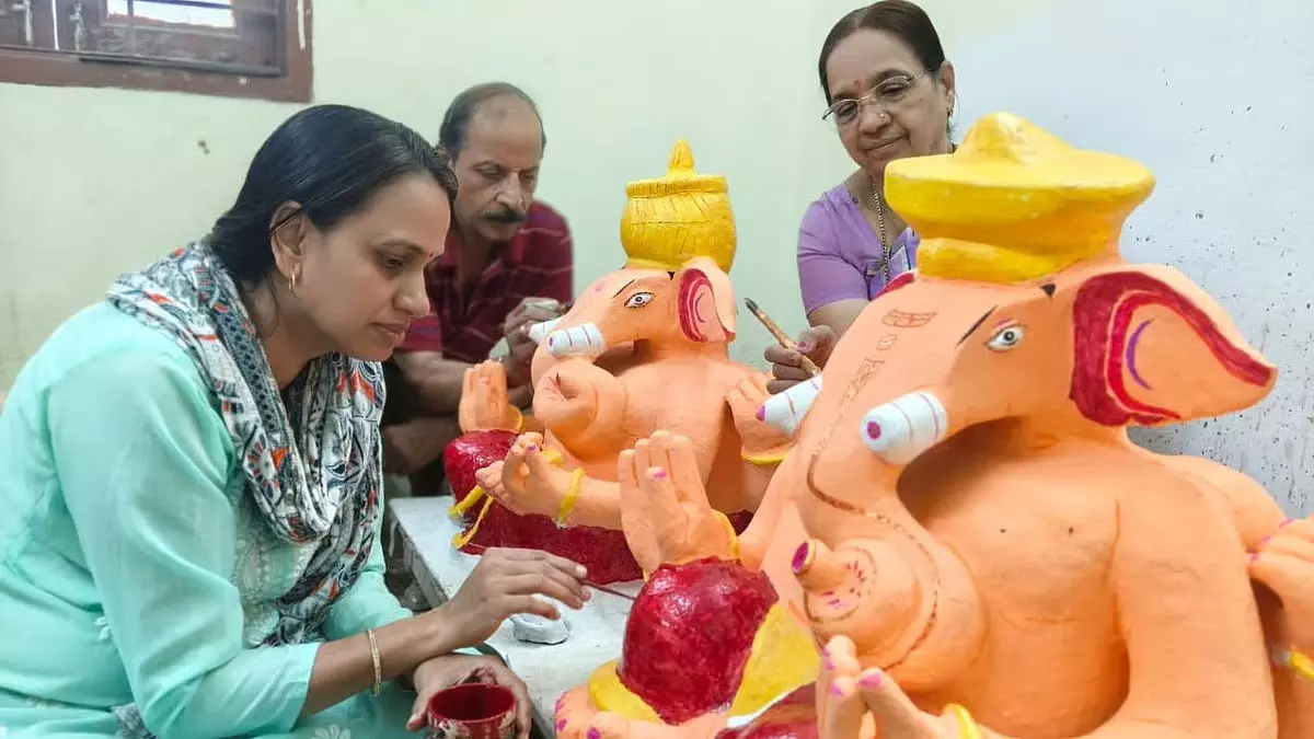 इंदौर में 200 साल पुरानी परंपरा को जिंदा रख रहा खरगोनकर परिवार इंदौर में 200 साल पुरानी परंपरा को जिंदा रख रहा खरगोनकर परिवार