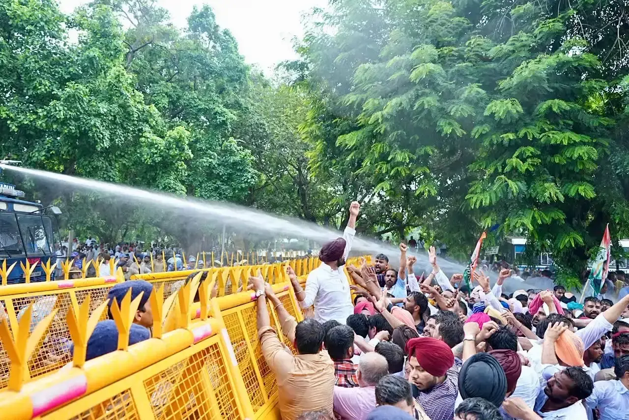 Chandigarh: कांग्रेस कार्यकर्ताओं ने सीएम आवास की ओर किया कूच, पुलिस ने रोका Chandigarh: कांग्रेस कार्यकर्ताओं ने सीएम आवास की ओर किया कूच, पुलिस ने रोका