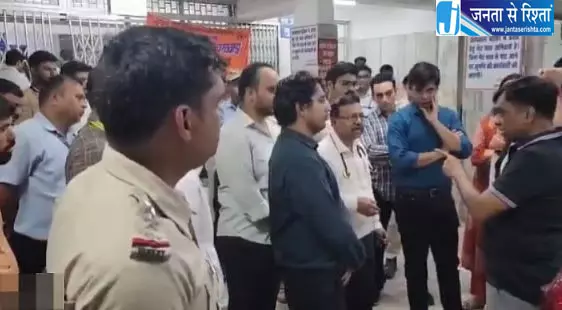 रीवा कलेक्टर का SGMH में औचक निरीक्षण, ड्यूटी से गायब मिले डॉक्टर रीवा कलेक्टर का SGMH में औचक निरीक्षण, ड्यूटी से गायब मिले डॉक्टर