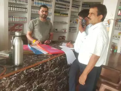 खाद की कालाबाजारी पर शिकंजा, दो दुकानों को नोटिस जारी खाद की कालाबाजारी पर शिकंजा, दो दुकानों को नोटिस जारी