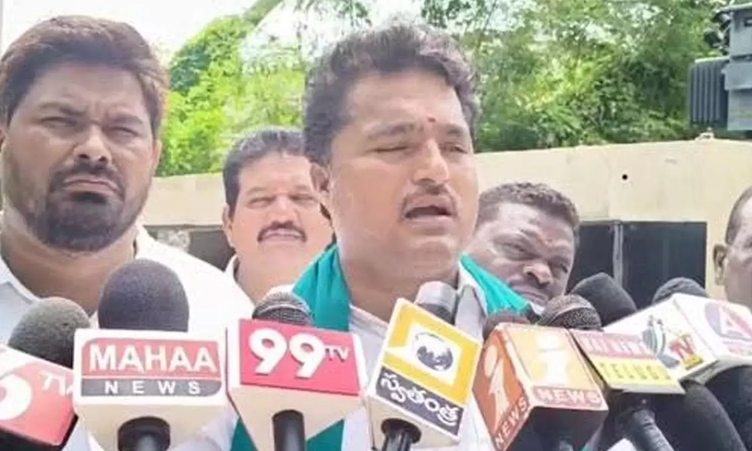 बुज़ुर्ग महिला के साथ दुर्व्यवहार: CI के ख़िलाफ़ कार्रवाई की मांग बुज़ुर्ग महिला के साथ दुर्व्यवहार: CI के ख़िलाफ़ कार्रवाई की मांग