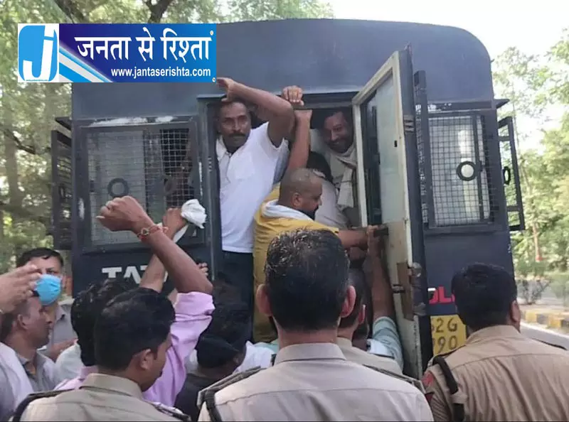 फतेहाबाद में 40 सफाईकर्मी हिरासत में फतेहाबाद में 40 सफाईकर्मी हिरासत में