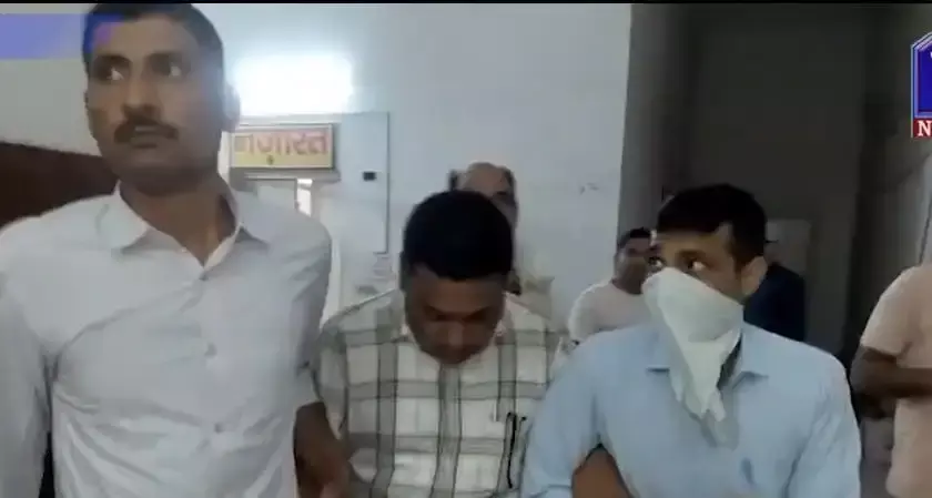 Moradabad: रिश्वत लेते चकबंदी विभाग का वरिष्ठ सहायक गिरफ्तार, 50 हजार बरामद Moradabad: रिश्वत लेते चकबंदी विभाग का वरिष्ठ सहायक गिरफ्तार, 50 हजार बरामद