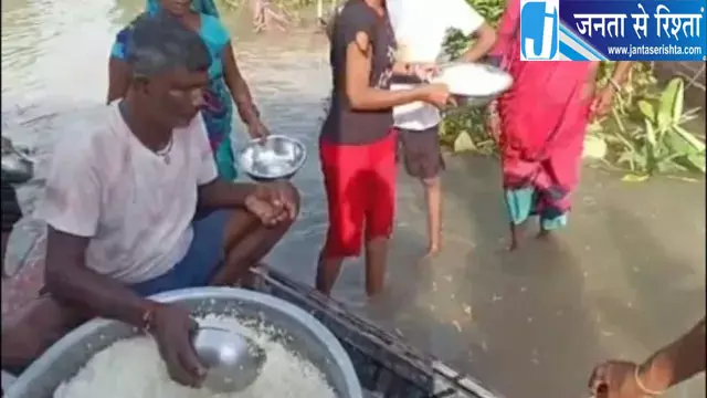 राहत शिविर में भोजन को लेकर हंगामा, बाढ़ पीड़ितों का फूटा गुस्सा, व्यवस्था पर उठे सवाल राहत शिविर में भोजन को लेकर हंगामा, बाढ़ पीड़ितों का फूटा गुस्सा, व्यवस्था पर उठे सवाल