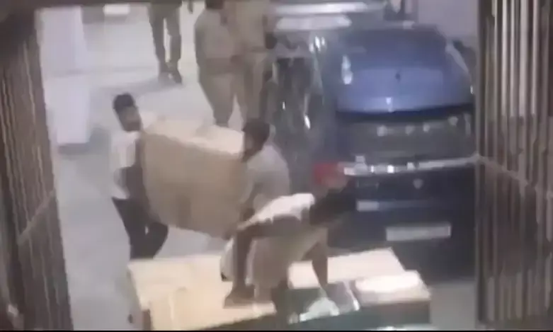 Noida: अवैध पटाखा भंडारण पर नोएडा पुलिस का एक्शन, आरोपी गिरफ्तार Noida: अवैध पटाखा भंडारण पर नोएडा पुलिस का एक्शन, आरोपी गिरफ्तार