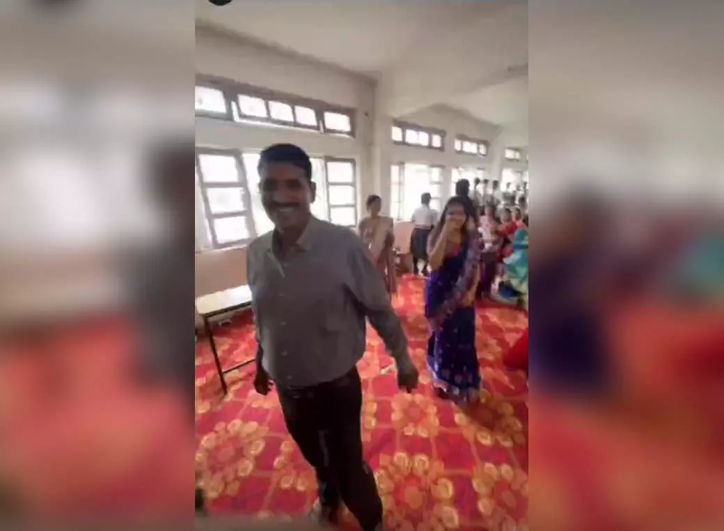 स्कूल में ‘बीड़ी जलाई ले’ गाने पर डांस, गीत चयन को लेकर छिड़ी बहस स्कूल में ‘बीड़ी जलाई ले’ गाने पर डांस, गीत चयन को लेकर छिड़ी बहस