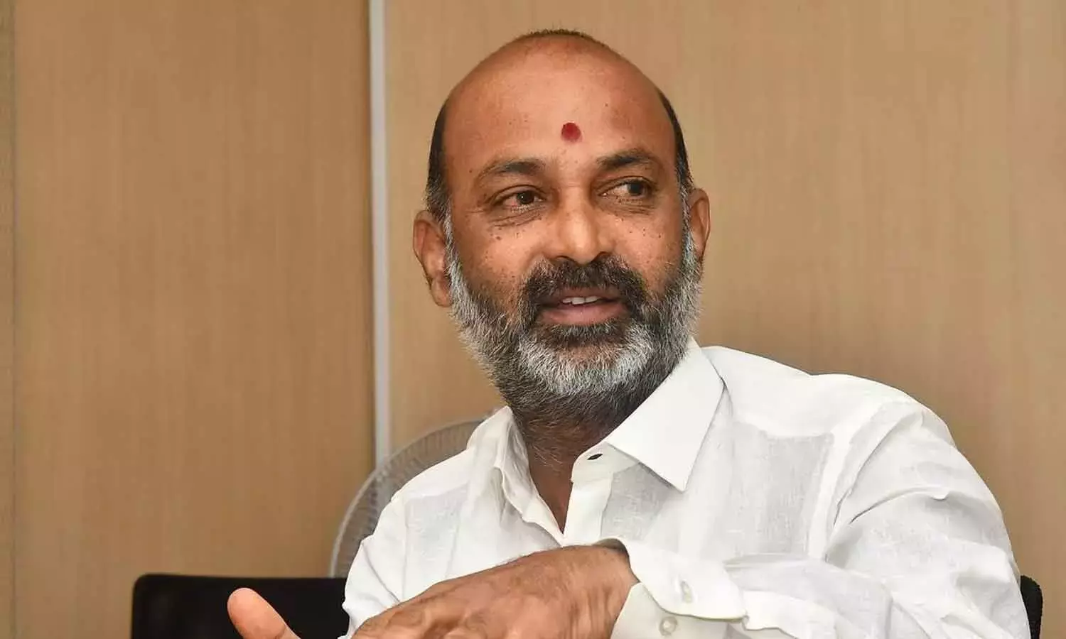 Telangana: बंदी ने विधानसभा में हुए ड्रामा को लेकर कांग्रेस और BRS की आलोचना की Telangana: बंदी ने विधानसभा में हुए ड्रामा को लेकर कांग्रेस और BRS की आलोचना की