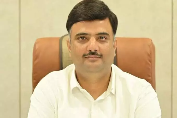 IAS अफसर पर कार्रवाई की मांग: गुवाहाटी में हॉल पर अवैध कब्जा IAS अफसर पर कार्रवाई की मांग: गुवाहाटी में हॉल पर अवैध कब्जा