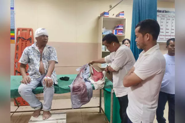 त्रिपुरा: स्वपन देबबर्मा पर हमला, वाहनों को पहुंचाया नुकसान त्रिपुरा: स्वपन देबबर्मा पर हमला, वाहनों को पहुंचाया नुकसान