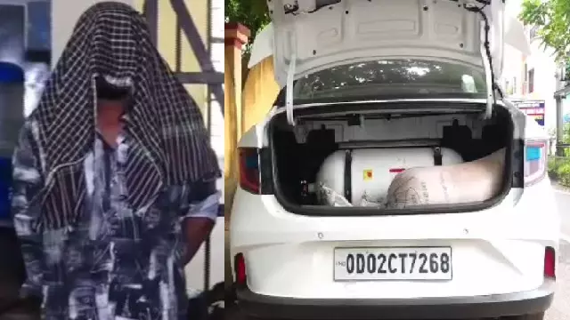 भुवनेश्वर में आबकारी अधिकारियों ने एक कार से 520 लीटर देसी शराब ज़ब्त की भुवनेश्वर में आबकारी अधिकारियों ने एक कार से 520 लीटर देसी शराब ज़ब्त की