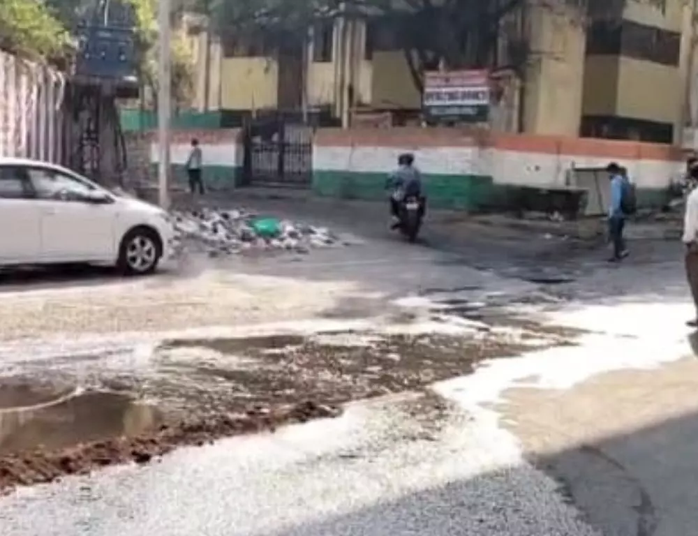 मोंडा मार्केट रोड की दुर्दशा: गड्ढों और सीवेज के पानी से आवाजाही ठप मोंडा मार्केट रोड की दुर्दशा: गड्ढों और सीवेज के पानी से आवाजाही ठप