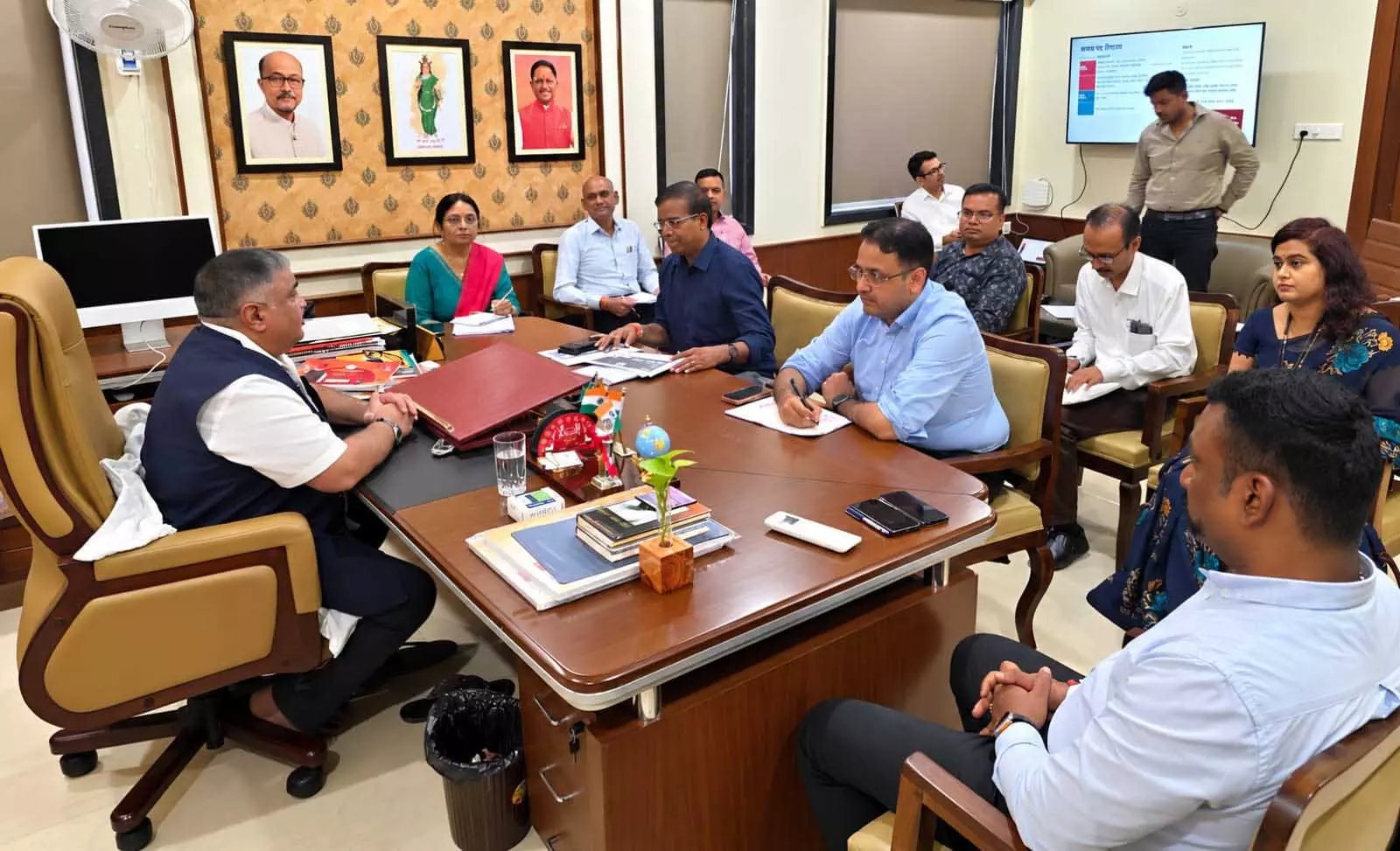 नुक्कड़ नाटकों से गूंजेगी ‘सेवा’ की गाथा, इन्फ्लूएंसर दिखाएंगे बदलते छत्तीसगढ़ की तस्वीर नुक्कड़ नाटकों से गूंजेगी ‘सेवा’ की गाथा, इन्फ्लूएंसर दिखाएंगे बदलते छत्तीसगढ़ की तस्वीर