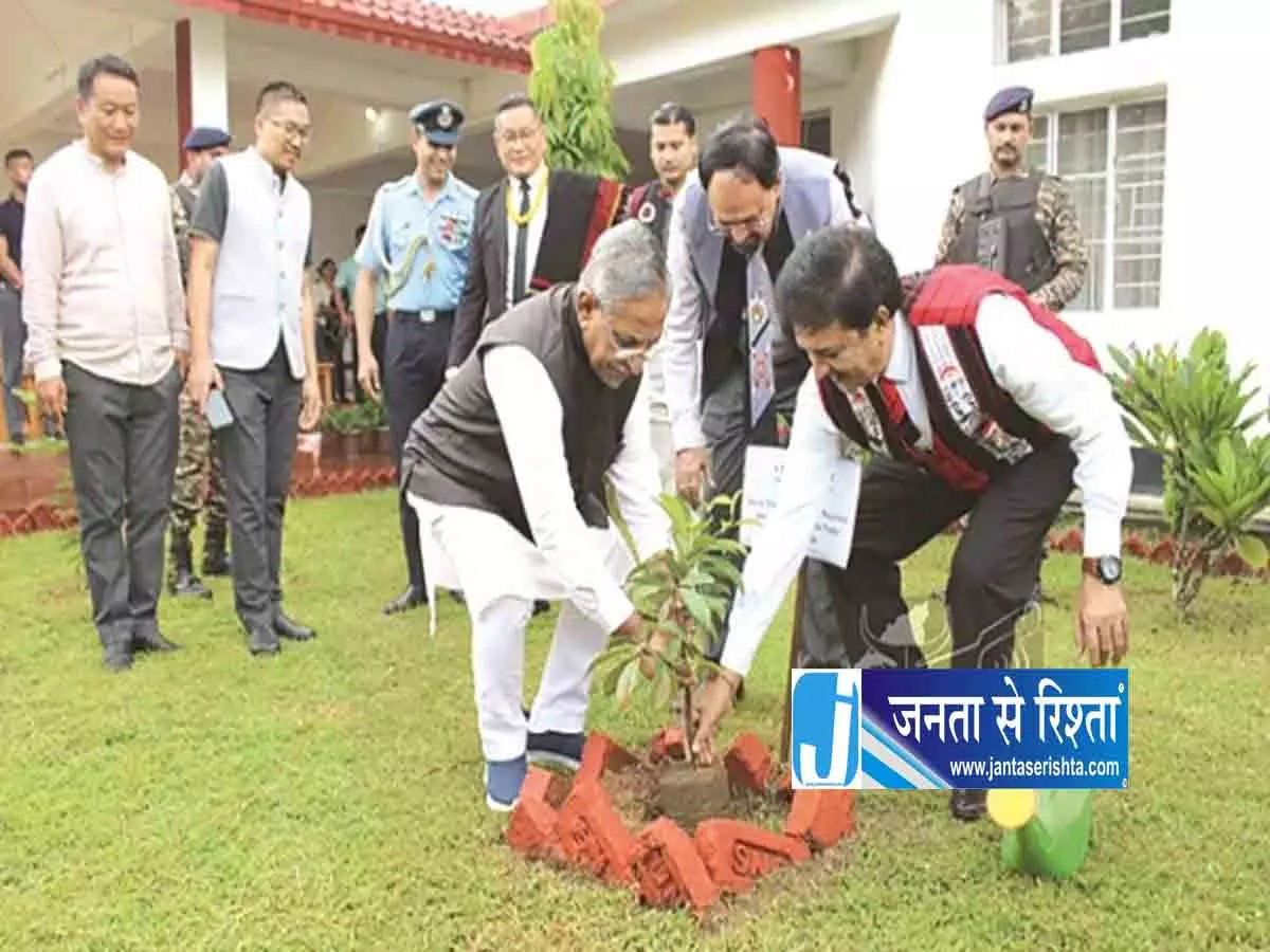 मोंडा मार्केट रोड की दुर्दशा: गड्ढों और सीवेज के पानी से आवाजाही ठप मोंडा मार्केट रोड की दुर्दशा: गड्ढों और सीवेज के पानी से आवाजाही ठप