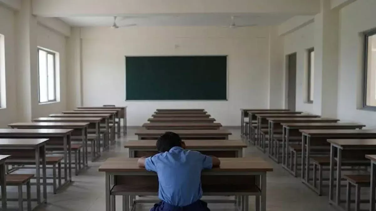 छात्र के बेहोश होने पर टीचर का विवादित बयान, स्कूल में हंगामा छात्र के बेहोश होने पर टीचर का विवादित बयान, स्कूल में हंगामा