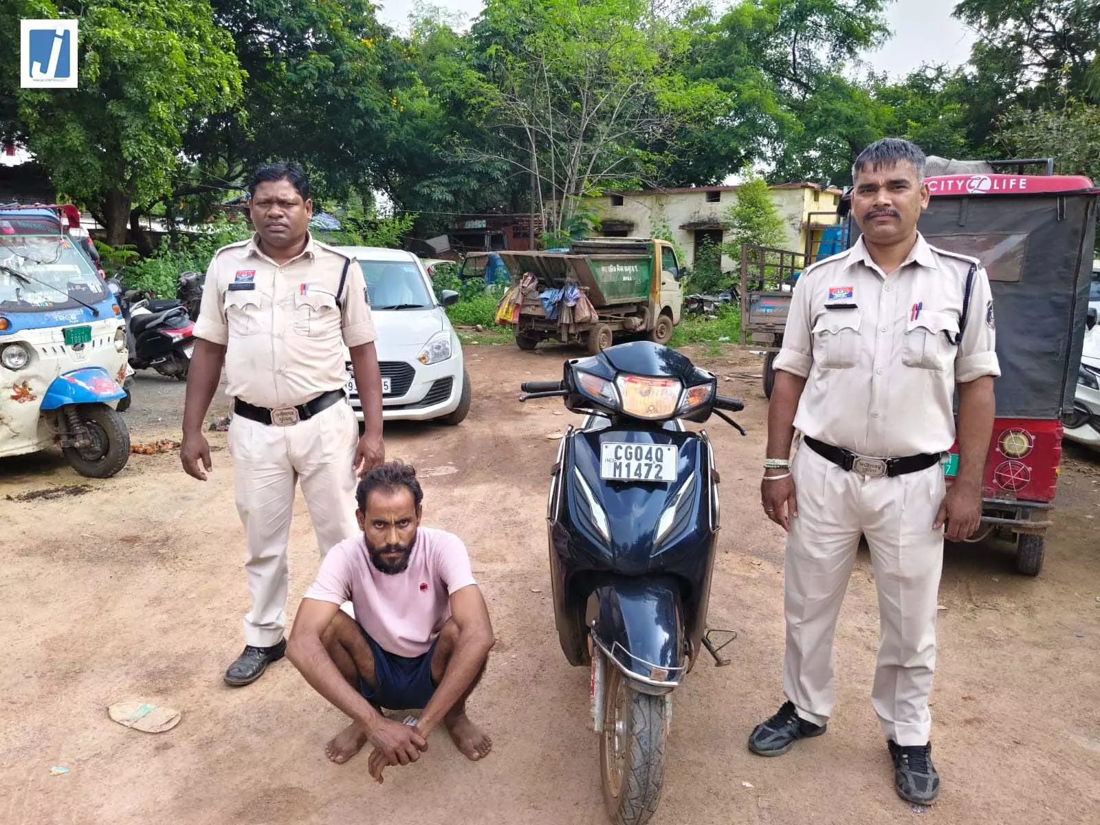शोरूम के सामने से गायब हुई एक्टिवा मिली, आरोपी ने कबूला अपराध शोरूम के सामने से गायब हुई एक्टिवा मिली, आरोपी ने कबूला अपराध