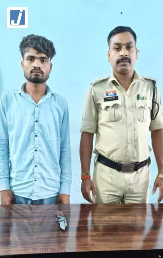 कमल विहार में चाकू लहराकर दहशत फैला रहा बदमाश गिरफ्तार कमल विहार में चाकू लहराकर दहशत फैला रहा बदमाश गिरफ्तार