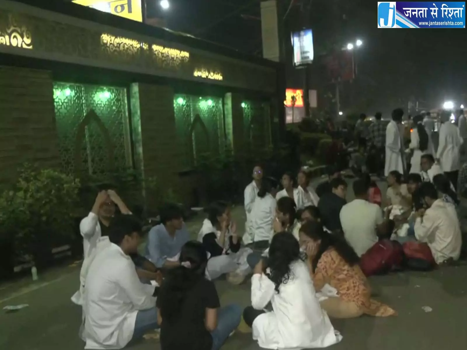 भोपाल में MBBS इंटर्न का प्रदर्शन जारी, स्टाइपेंड बढ़ाने की मांग पर अड़े छात्र भोपाल में MBBS इंटर्न का प्रदर्शन जारी, स्टाइपेंड बढ़ाने की मांग पर अड़े छात्र